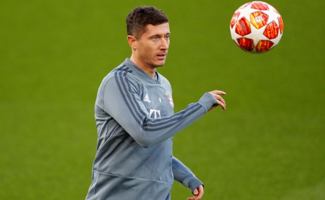 Robert Lewandowski komaj čaka na začetek tekme na Anfieldu, na katerem še nikdar ni igral nogometa. FOTO: Reuters