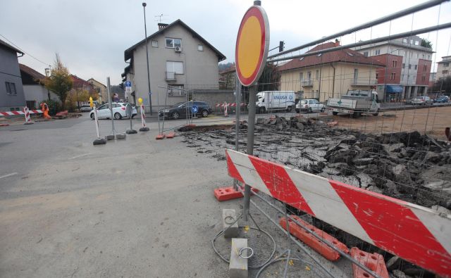 Gradbena dela na Drenikovi ulici bodo potekala vsaj do 3. marca. FOTO: Mavric Pivk/Delo