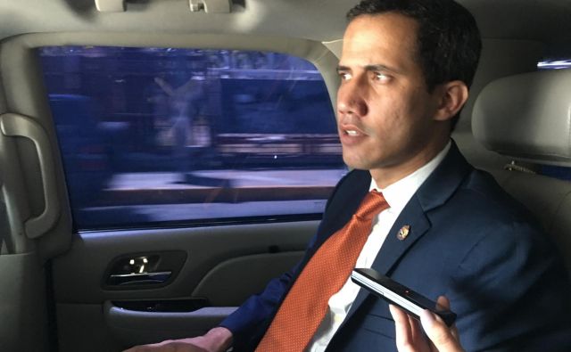 Juan Guaidó med intervjujem za <em>Delo</em> v avtomobilu. FOTO: Gašper Završnik