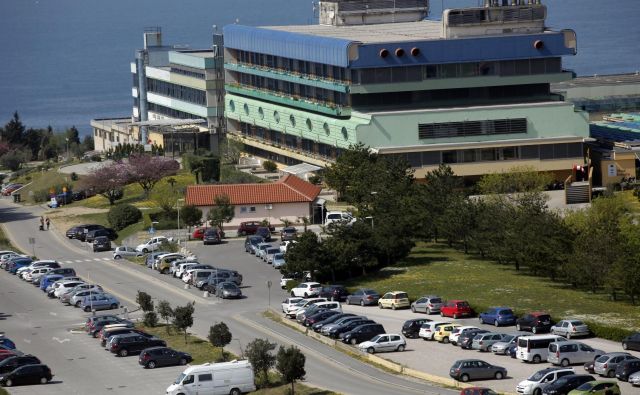 O primeru pripravnice s ponarejeno diplomo, ki so jo zaznali v SB Izola, na zdravniški zbornici sicer niso obvestili zdravstvenega ministrstva in medicinske fakultete, so ga pa prijavili policiji. FOTO: Mavric Pivk/Delo