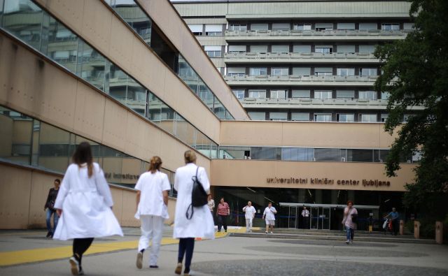 V kliničnem centru imajo težave pri zaposlovanju novih kadrov. Proti novemu direktorju več manjših klinik bodo najverjetneje sprožili postopek izredne odpovedi delovnega razmerja.  FOTO: Leon Vidic/Delo