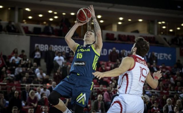 Gregor Hrovat se je v Ankari izkazal z 12 točkami, 7 skoki n 3 asistencami. Desno Bugrahan Tuncer. FOTO: FIBA