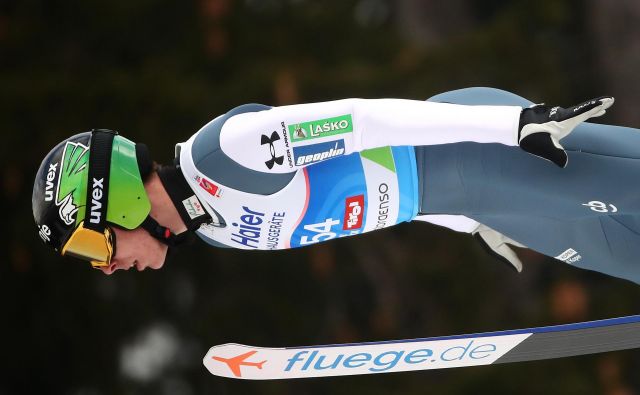 Timi Zajc (še) ni razrešil uganke, ki jo za smučarske skakalce prvi vikend na 52. nordijskem SP predstavlja (velika) naprava na Bergislu. FOTO: Reuters