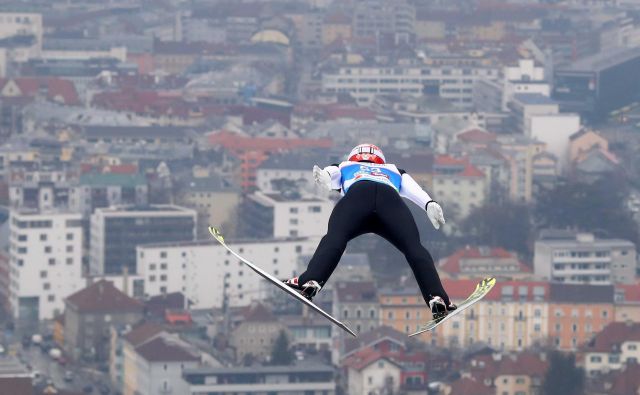 Takšen razgled na Innsbruck si je včeraj priskakal kvalifikacijski zmagovalec Markus Eisenbichler. FOTO: Michael Dalder/Reuters