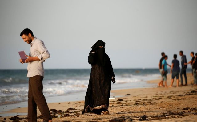 Družbene prakse islama v arabskih državah kažejo, da je, kar zadeva spolnost, telo in svobodo žensk, blokad ogromno. FOTO: Zohra Bensemra/Reuters