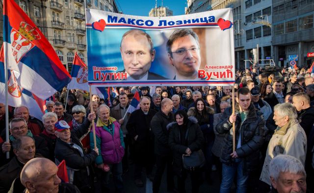 Srbski vožd Aleksandar Vučić bo s turnejo, tako kot ob obisku ruskega predsednika Vladimirja Putina, dokazal, da tiha večina ni na protestih, temveč podpira njegovo politiko. FOTO: Vladimir Zivojinović/AFP