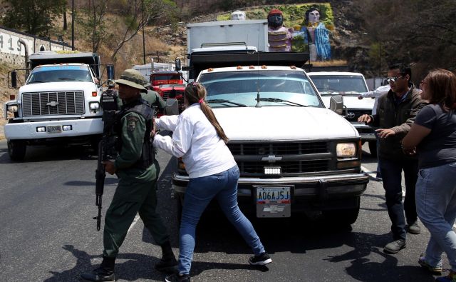 Na meji med Kolumbijo in Venezuelo je zelo napeto. FOTO: Reuters