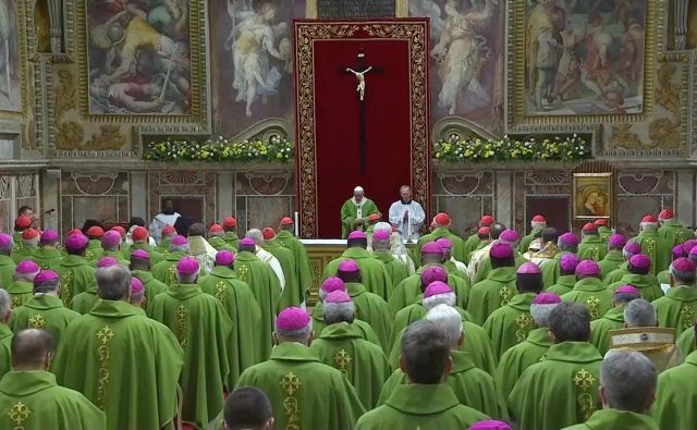 Zadnji dan srečanja škofov in papeža Frančiška, na katerem so štiri dni razpravljali o spolnih zlorabah mladoletnikov v cerkvi. FOTO: Reuters