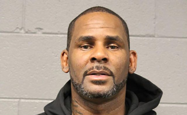 R. Kelly, dobitnik grammyjev in eden najbolj prodajanih pevcev, v arestu, na fotografiji čikaških policistov. FOTO: HO/Chicago Police Department/AFP