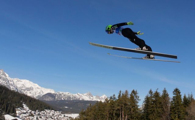 Špela Rogelj je s skokom, dolgim 104,5 metra, poskrbela za največjo daljavo včerajšnjega dneva v Seefeldu. FOTO: AFP