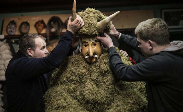 Ukoreninjenost tradicije je globoka, kot je močna sporočilnost cerkljanskega pustnega običaja. FOTO: Uroš Hočevar