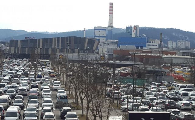 Kurjenje premoga in promet sta med poganjalci podnebnih sprememb, a ne za vse. FOTO: Borut Tavčar/Delo