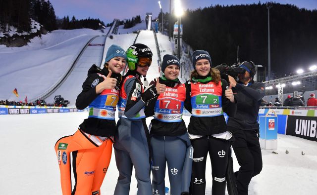 Slovenske skakalke (na fotografiji z leve Nika Križnar, Urša Bogataj, Špela Rogelj in Jerneja Brecl) so imele mešane občutke po četrtem mestu na zgodovinski prvi ekipni tekmi na nordijskih SP. FOTO: AFP