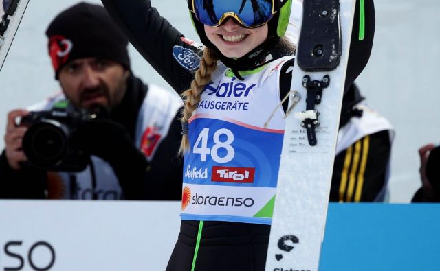 Nika Križnar se je zelo razveselila svojih včerajšnjih skokov in sedmega mesta na nordijskem SP. FOTO: Reuters