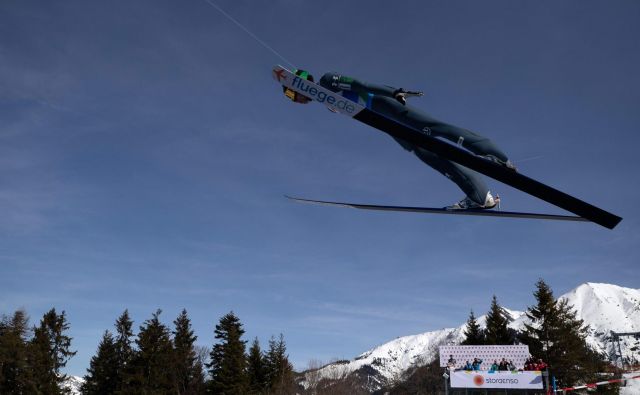 Čeprav je Timi Zajc včeraj skakal bistveno bolje kot še dan poprej, ni bil najbolj zadovoljen s seboj. FOTO: AFP