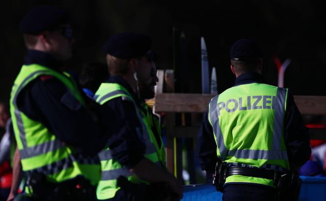 Avstrijski policisti so včeraj v Seefeldu prijeli in zaslišali pet športnikov. FOTO: Reuters
