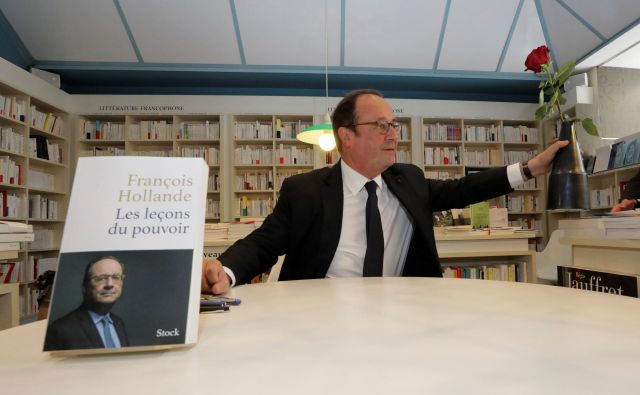 François Hollande med lansko predstavitvijo knjige Les leçons du pouvoir (Lekcije moči). Foto: Reuters