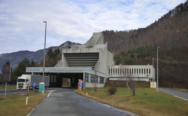 Avstrijci so skopali več kot 600 metrov novega predora, kdaj se bodo začela dela na slovenski strani, ni znano. Foto Jože Suhadolnik