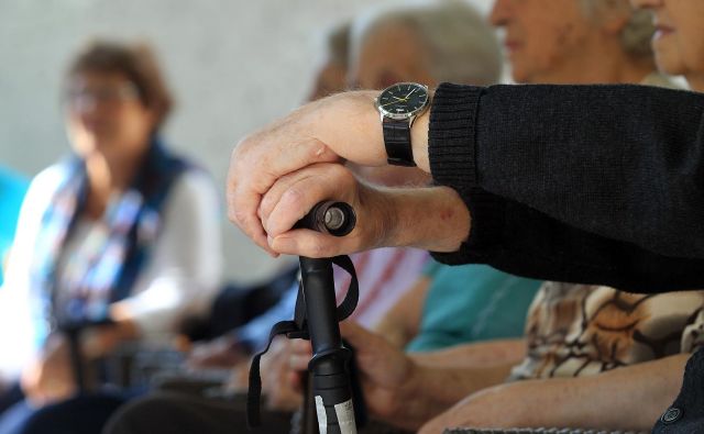 Upokojencem bodo izplačane 2,7 odstotka višje pokojnine. FOTO: Blaž Samec/Delo