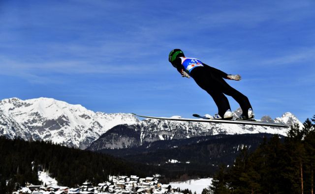 Peter Prevc močno upa in verjame, da bo na današnji tekmi v Seefeldu med elitno deseterico tudi Slovenec. FOTO: AFP