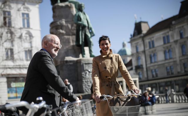 Timmermans, ki je v Ljubljani na povabilo SD, je dan namenil pogovorom in nagovorom o Evropi, o kakršni sanja. Ob njem kandidatka za evropsko poslanko Dominika Švarc Pipan. FOTO: Uroš Hočevar/Delo