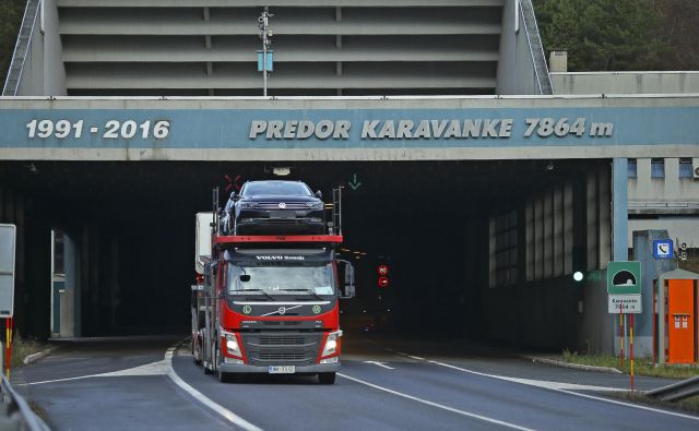 Medtem ko so Avstrijci že globoko v gorovju, ni znano, kdaj se bo začela gradnja na slovenski strani. Foto Jože Suhadolnik