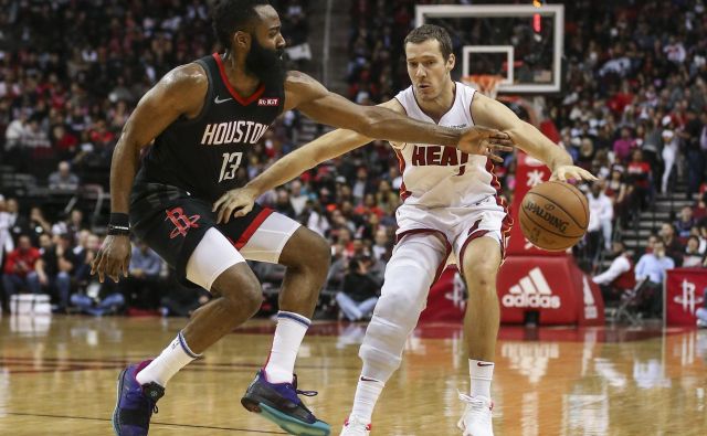 Goran Dragić v dvoboju s prvim zvezdnikom večera Jamesom Hardnom. FOTO: Reuters