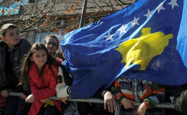 Carine na srbsko blago polarizirajo politično sceno na Kosovu. FOTO: Laura Hasani/Reuters