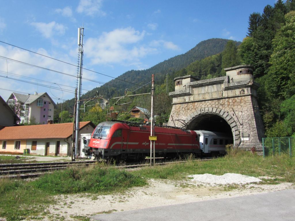 V železniškem predoru Karavanke bo le en tir