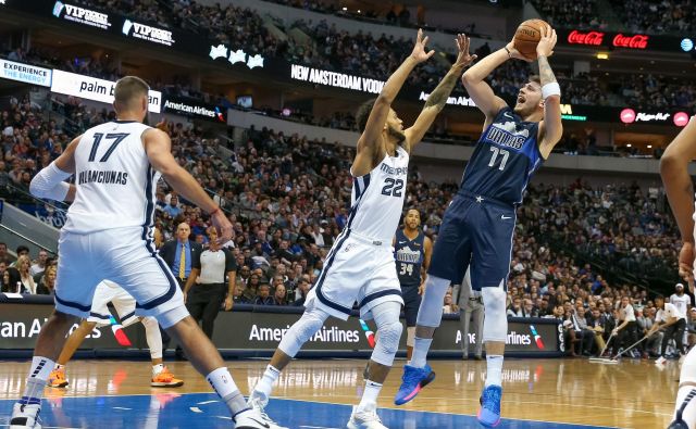 Luka Dončić je v treh četrtinah vpisal največ točk na tekmi. FOTO: Andrew Dieb/Reuters