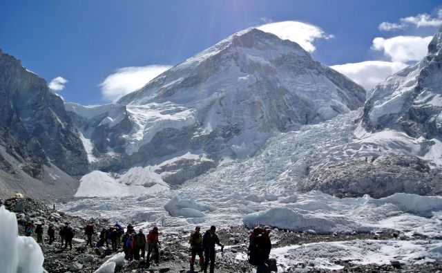 Smer gre naravnost navzgor iz naprednega baznega tabora na tibetanski strani gore. FOTO: Reuters