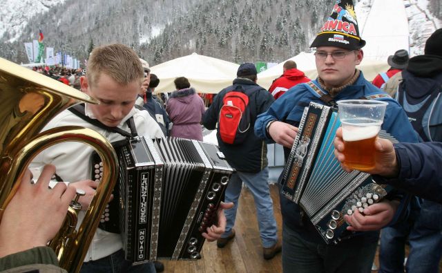 V mokrih kulturah si ni mogoče zamisliti večjega ali manjšega praznovanja brez nezmernih količin alkoholnih pijač, pije pa se tudi iz manj pomembnih vzrokov ali kar tako. FOTO: Igor Modic