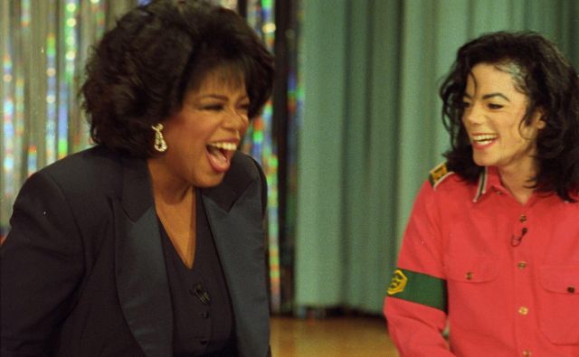 Kraljica pogovornih oddaj Oprah Winfrey je leta 1993 v svoji oddaji gostila Michaela Jacksona. Intervju je bil odmeven in gledan, a ga tokrat Oprah ni omenila. FOTO: Stringer/Reuters