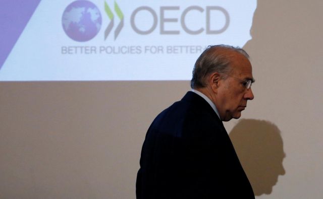 OECD, ki ga vodi José Angel Gurría, opozarja na vse bolj skrb vzbujajoče signale iz svetovne ekonomije in znižuje napovedi. FOTO: Reuters