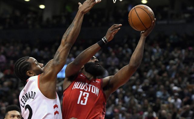 V dvoboju najboljših strelcev je šel James Harden mimo Kawhija Leonarda. FOTO: Dan Hamilton/Reuters