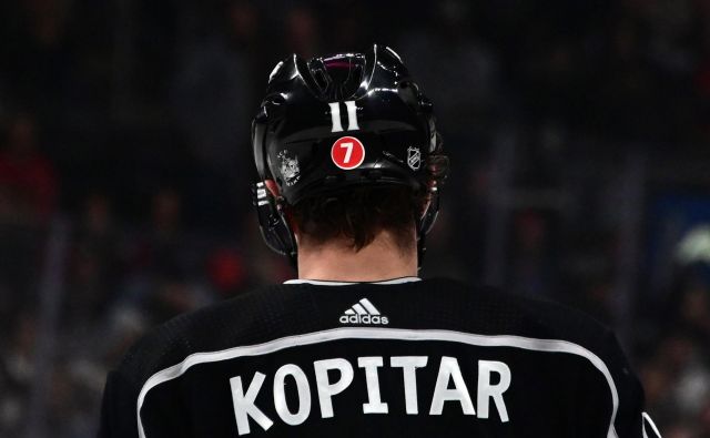 Sedmica na čeladi Anžeta Kopitarja je bila v spomin na nedavno preminulo legendo NHL Teda Lindsaya. FOTO: Kirby Lee/Reuters