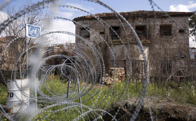 Žica že več kot 40 let deli Ciper na dva dela. FOTO: Reuters