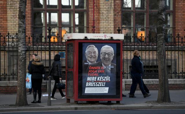 V plakatni kampanji je ob milijarderju Georgeu Sorosu tarča napadov tudi predsednik evropske komisije Jean-Claude Juncker. Foto: Tamas Kaszas/Reuters