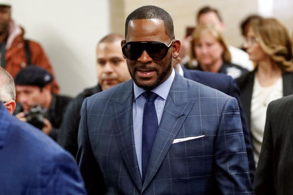 R. Kelly znova za zapahi, proti njemu nova obtožba spolne zlorabe