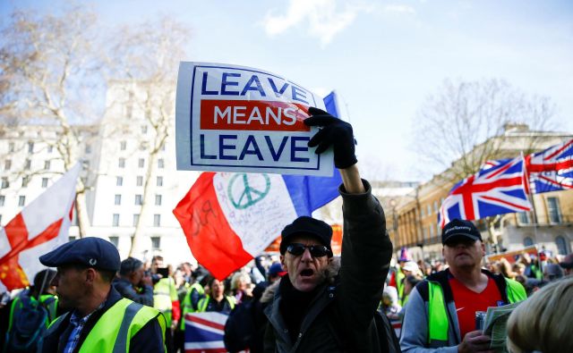 Izstop pomeni izstop, piše na transparentu brexitu naklonjenega protestnika pred Downing street 10, kjer domuje premierka Theresa May. FOTO: Reuters