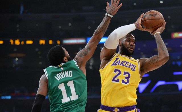 Nekoč sta bila LeBron James in Kyrie Irving skupaj prvaka lige NBA, sinoči sta si stala nasproti. FOTO: Gary A. Vasquez/Reuters