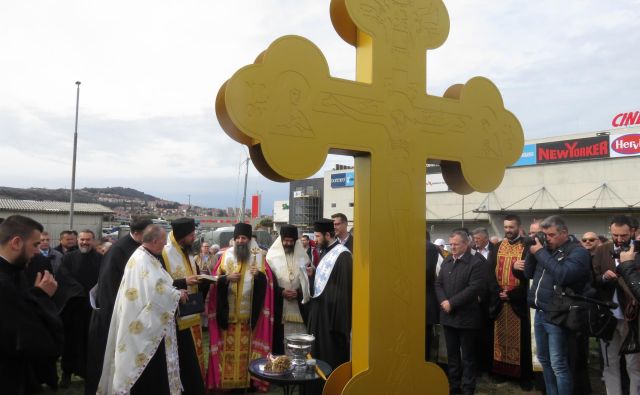 Včeraj so posvetili zemljišče za gradnjo pravoslavne cerkve v Kopru. Foto Nataša Čepar