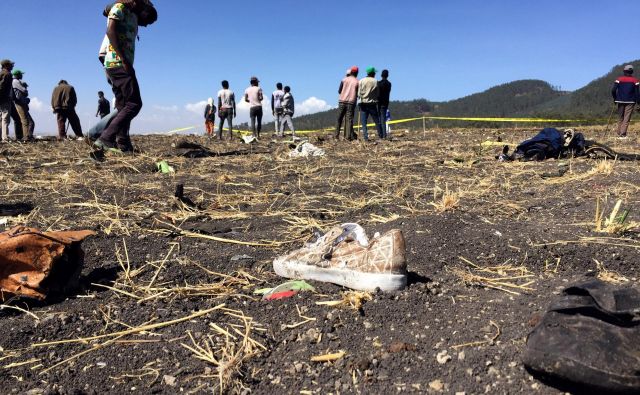 Razbitine strmoglavljenega letala. FOTO: Tiksa Negeri/Reuters