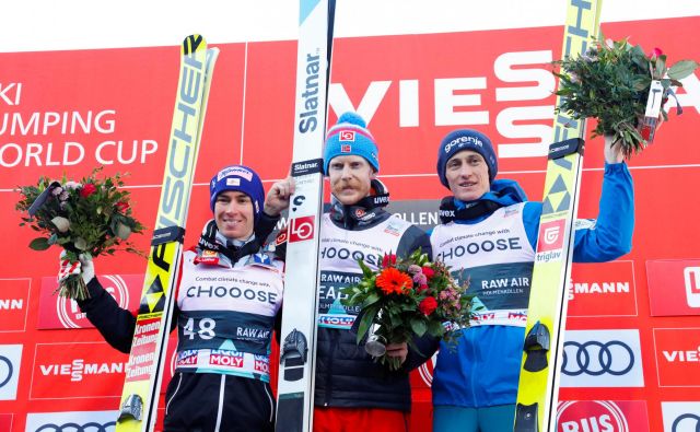 Po 406 dneh je Peter Prevc (desno) skočil na oder za zmagovalce, na katerem sta bila danes še Robert Johansson (v sredini) in Stefan Kraft (levo) FOTO: Reuters