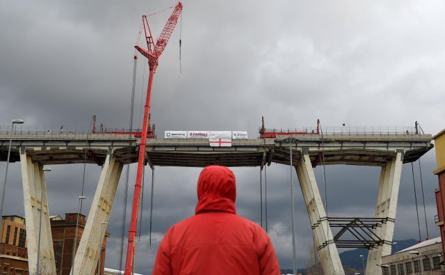 Odsek viadukta nad reko Polcevera se je zrušil med močnim deževjem, ko sta se kabla, ki sta držala del cestišča, nenadoma pretrgala.<br />
FOTO: Reuters