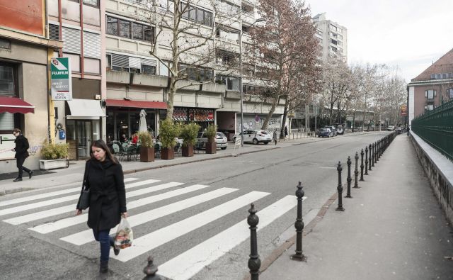 Poljanska cesta bo po prenovi dobila več kolesarskih površin in površin za pešce, prometni režim ostaja enak kot zdaj. FOTO: Uroš Hočevar/Delo