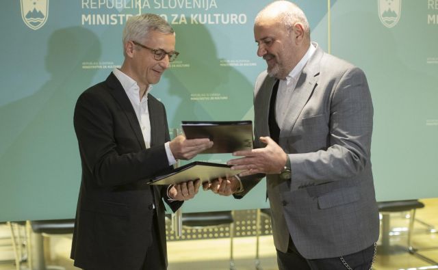 Primopredaja na ministrstvu za kulturo. Na fotografiji Jernej Pikalo in novi minister Zoran Poznič. FOTO: Voranc Vogel/Delo