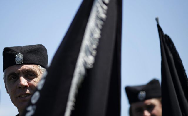 V Višegradu je ta konec tedna vse spominjalo na devetdeseta, od zastav z mrtvaškimi glavami do uniform s četniškimi oznakami. FOTO: Reuters