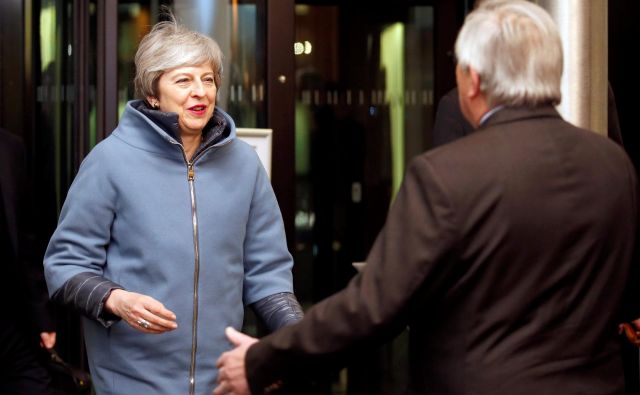 Premierka Mayeva je bila pred odločilnim glasovanjem o brexitu na plodnih pogovorih pri predsedniku evropske komiisje Junckerju. FOTO: Vincent Kessler/Reuters