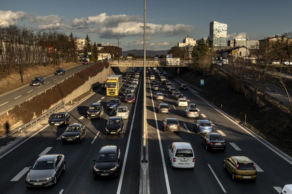 FOTO:Gneča in zastoji po Ljubljani: »Cest ne moremo prenoviti, če jih ne zapremo«